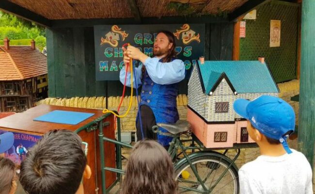 Magician Greg at babbacombe model village