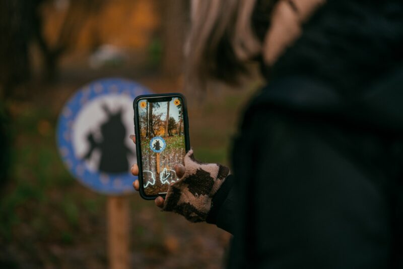 Using a smartphone to scan an augmented reality trail sign
